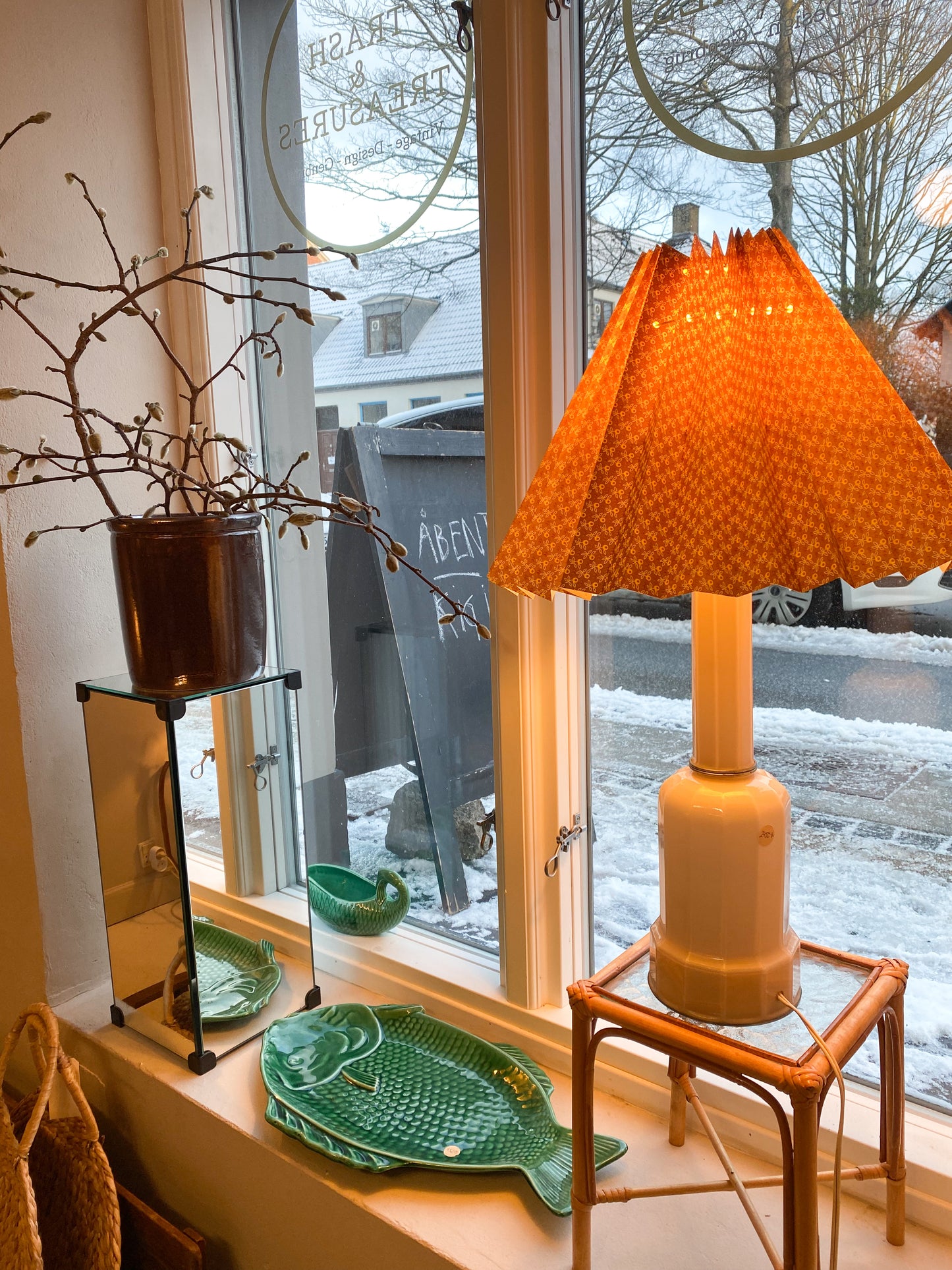 Heiberg-lampe i pudderfarvet opalglas