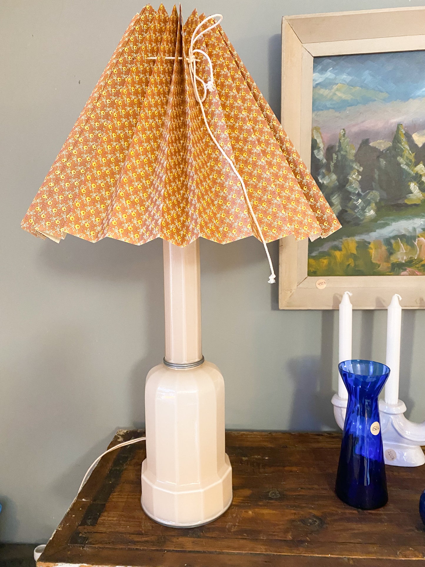 Heiberg-lampe i pudderfarvet opalglas