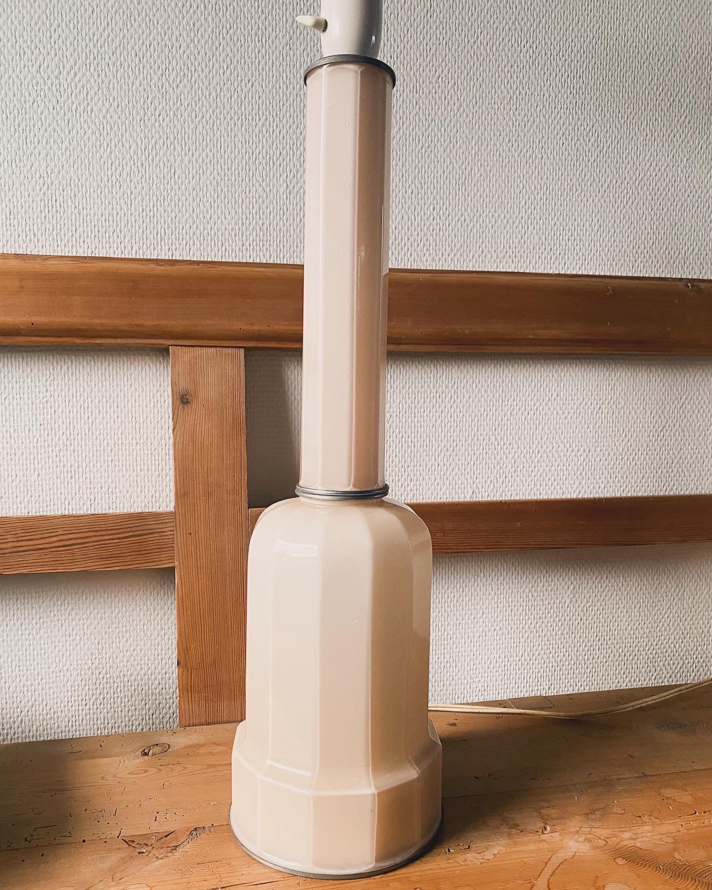Heiberg-lampe i pudderfarvet opalglas
