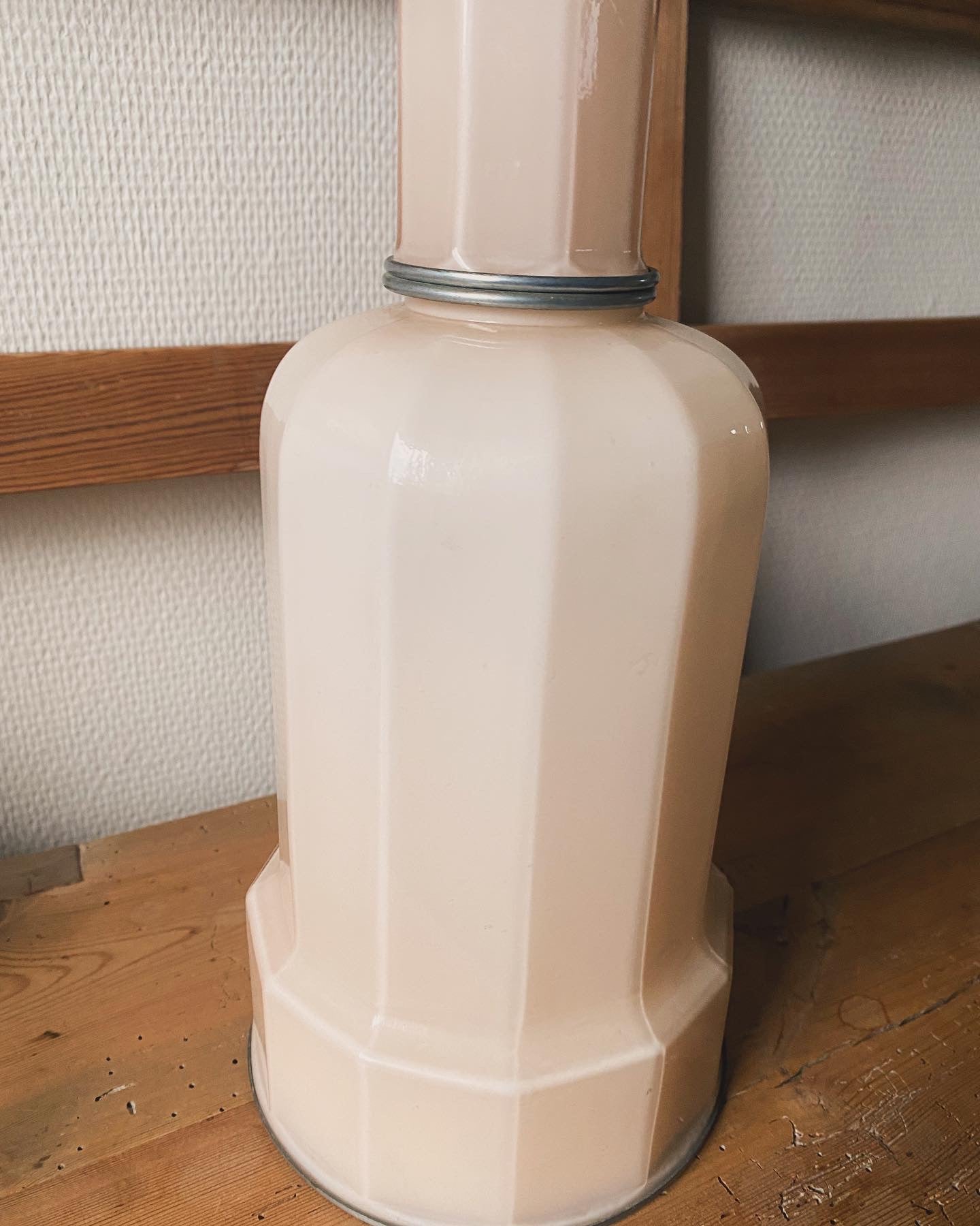 Heiberg-lampe i pudderfarvet opalglas
