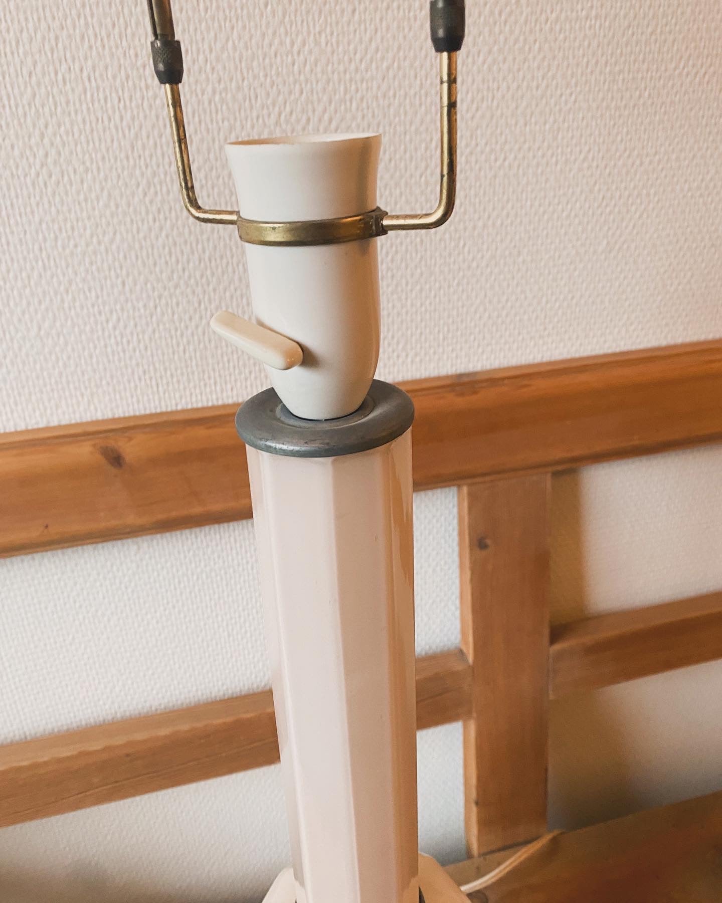 Heiberg-lampe i pudderfarvet opalglas
